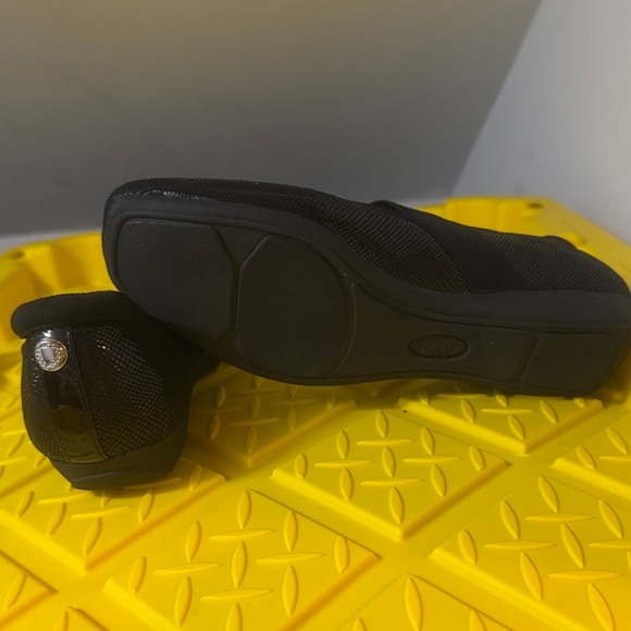 Anne Klein Navy Flats with Strap Detail - Picture 4 of 6